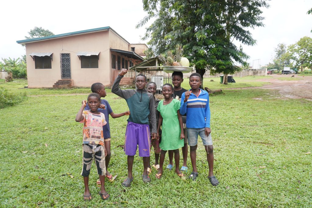 Nous étions en pleine séance de préparation des débats d’orientation budgétaire à la mairie de Fongolimbi. En effet dans le cadre du plaidoyer pour une budgétisation sensible au genre nous préparions les directoires des Conseils de la jeunesse de Fongolimbi à plaider en faveur des thématiques de la santé de la reproduction leur tenant à cœur, c’est à ce moment que je fus interpellé.